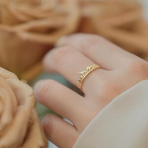 18Kゴールドフィルド サファリシルエットカットアウトリング：繊細な動物モチーフのミニマルなスタッキングリング