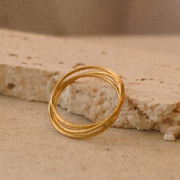 Delikatny pierścionek z 18-karatowego złota: minimalistyczny zestaw