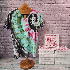 Large Tie Dye Spiral V-neck T-shirt Pizza Box Tie Dye