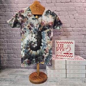 Small Tie dye V-neck T-shirt Pizza Box Tie Dye