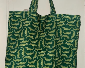 Bolso de mano reversible hecho a mano: diseño de algodón con caimanes y peces dorados