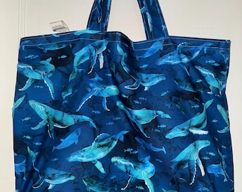 **Handgemachte Buckelwal-Einkaufstasche:** Wende-Shopper aus 100% Baumwolle