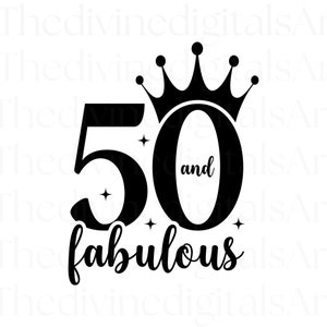 以下が含まれることがあります： 数字の「50」と「fabulous」の文字が入った黒いグラフィックデザイン。王冠が「0」の上にあります。「and」の文字が数字の間にあります。小さな星がテキストの周りに散らばっています。