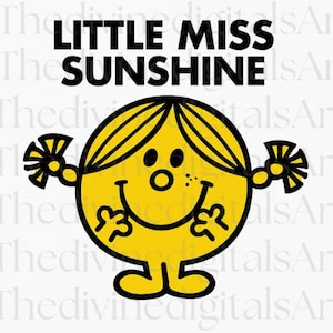 Puede incluir: Un alegre personaje de dibujos animados amarillo con una cara sonriente, ojos negros y pecas. El personaje tiene cabello negro y viste un atuendo negro. Las palabras "LITTLE MISS SUNSHINE" están impresas en negro encima del personaje.