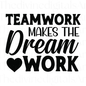 Op de afbeelding: Zwart-witte afbeelding met de tekst "TEAMWORK MAKES THE Dream WORK" in een vetgedrukte, gestileerde lettertype. Een zwart hartsymbool is inbegrepen. Geschikt voor motiverende of inspirerende producten.