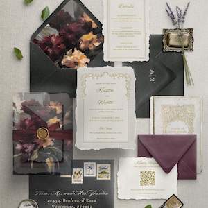 Può includere: Un set di inviti di nozze con un design nero e oro. L'invito presenta un motivo floreale con uno schema di colori bordeaux e oro. Il testo dell'invito recita: "Kristen e Wyatt vi invitano a partecipare alla loro celebrazione di nozze. Venerdì 5 novembre 2014 alle quattro del pomeriggio. The Olana, 201 Tarleton Road, Hickory Creek, Texas. Ricevimento per adulti a seguire."