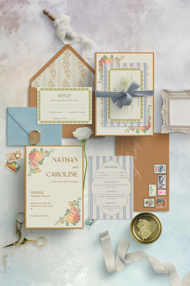 Puede incluir: Un conjunto de invitaciones de boda con un dise&ntilde;o floral. La invitaci&oacute;n presenta un borde dorado con una ilustraci&oacute;n floral y el texto "Nathan y Caroline os invitan a su boda". La tarjeta RSVP es verde con un borde festoneado y el texto "Por favor, responde antes del 8 de julio". La tarjeta del programa es azul y blanca a rayas con el texto "Programa" y una lista de los eventos de la boda.