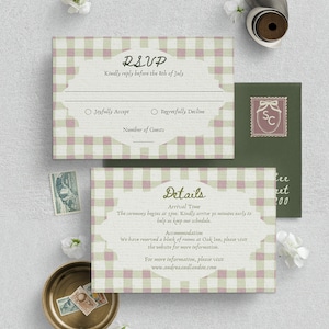 K&ouml;nnte beinhalten: Eine rosa-gr&uuml;ne Gingham-RSVP-Karte mit wei&szlig;em Rand. Die Karte hat einen Bereich, in dem G&auml;ste angeben k&ouml;nnen, ob sie an der Veranstaltung teilnehmen, und einen Bereich f&uuml;r die Anzahl der G&auml;ste. Die Karte enth&auml;lt auch den Text "Bitte antworten Sie vor dem 8. Juli".
