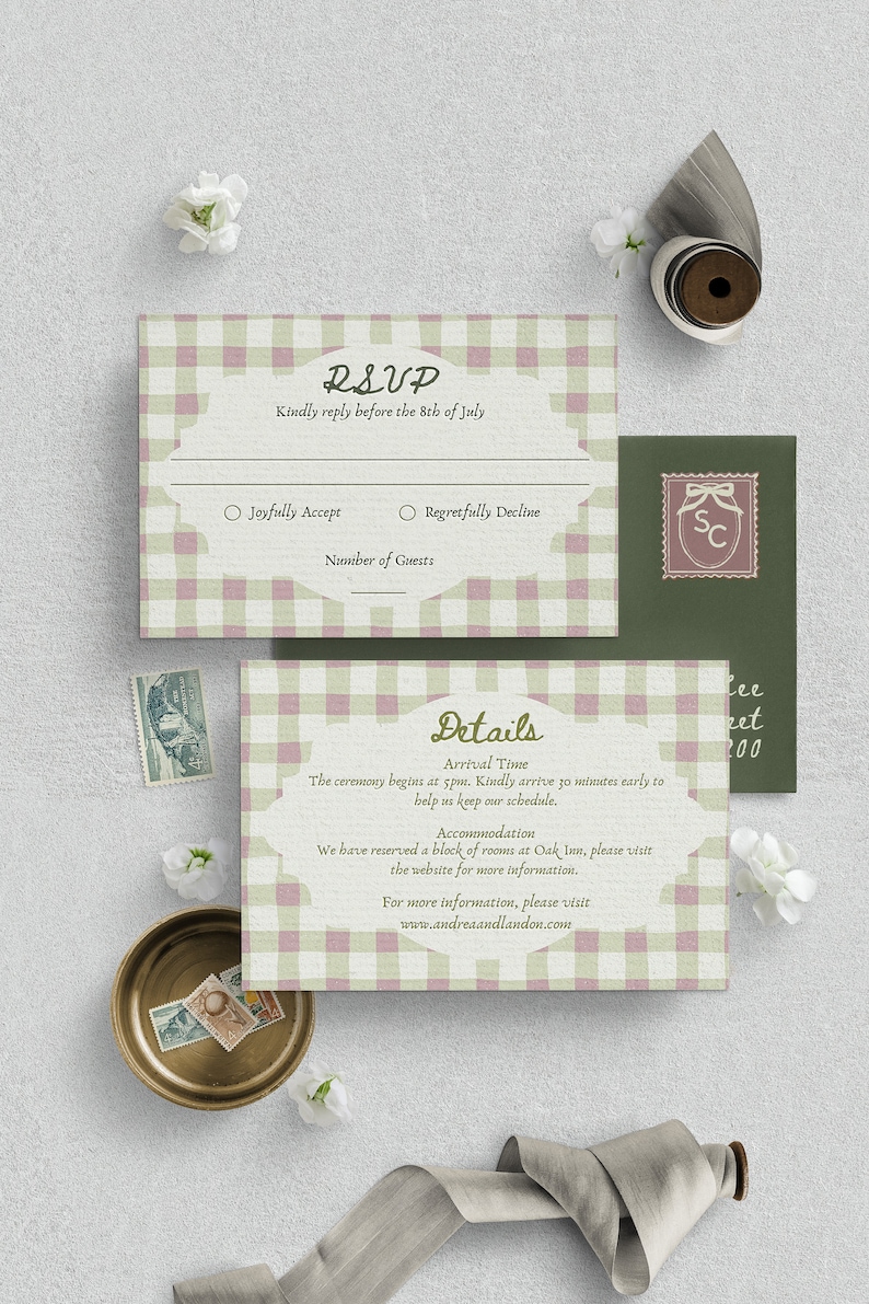 K&ouml;nnte beinhalten: Eine rosa-gr&uuml;ne Gingham-RSVP-Karte mit wei&szlig;em Rand. Die Karte hat einen Bereich, in dem G&auml;ste angeben k&ouml;nnen, ob sie an der Veranstaltung teilnehmen, und einen Bereich f&uuml;r die Anzahl der G&auml;ste. Die Karte enth&auml;lt auch den Text "Bitte antworten Sie vor dem 8. Juli".