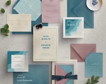 Op de afbeelding: Een huwelijksuitnodigingsset in een blauw en wit kleurenschema. De uitnodiging heeft een aquarelontwerp van oceaan golven en de tekst "Alex & Charlie". De save the date kaart heeft een blauw en wit schelpontwerp. De detailkaart heeft een roze achtergrond met een schelpontwerp.