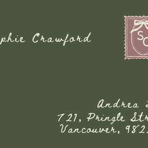 K&ouml;nnte beinhalten: Ein gr&uuml;ner Umschlag mit einer wei&szlig;en handschriftlichen Adresse, die "Sophie Crawford" und "Andrea Lee, 721, Pringle Street, Vancouver, 98220" lautet. Oben rechts befindet sich eine rosa Briefmarke mit einer wei&szlig;en Schleife und den Buchstaben "SC".
