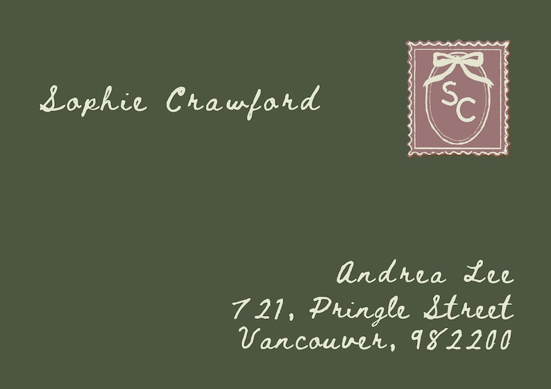 K&ouml;nnte beinhalten: Ein gr&uuml;ner Umschlag mit einer wei&szlig;en handschriftlichen Adresse, die "Sophie Crawford" und "Andrea Lee, 721, Pringle Street, Vancouver, 98220" lautet. Oben rechts befindet sich eine rosa Briefmarke mit einer wei&szlig;en Schleife und den Buchstaben "SC".