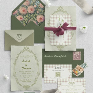 K&ouml;nnte beinhalten: Eine Hochzeitseinladungssuite in einem gr&uuml;n-wei&szlig;en Farbschema. Die Einladung zeigt ein Blumenmuster und den Text "Feiert mit uns die Liebe! Sarah & Connor". Die RSVP-Karte hat ein Karomuster und einen QR-Code. Die Detailkarte hat ein Karomuster und den Text "Details: Ankunftszeit: Die Zeremonie beginnt um 17:00 Uhr. Bitte kommen Sie 15 Minuten fr&uuml;her, damit wir Sie platzieren k&ouml;nnen."