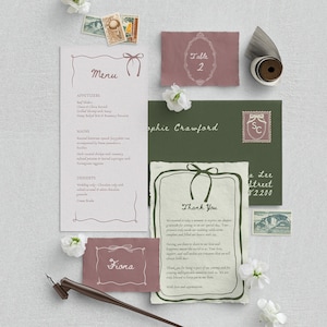 K&ouml;nnte beinhalten: Eine Hochzeitskarte mit Men&uuml; und Dankeskarte im rustikalen Vintage-Stil. Das Men&uuml; ist handschriftlich und auf cremefarbenem Papier mit braunem Rand gedruckt. Die Dankeskarte ist auf cremefarbenem Papier mit gr&uuml;nem Rand gedruckt und handschriftlich. Die Karten sind mit braunen B&auml;ndern verziert und von wei&szlig;en Blumen und alten Briefmarken umgeben.