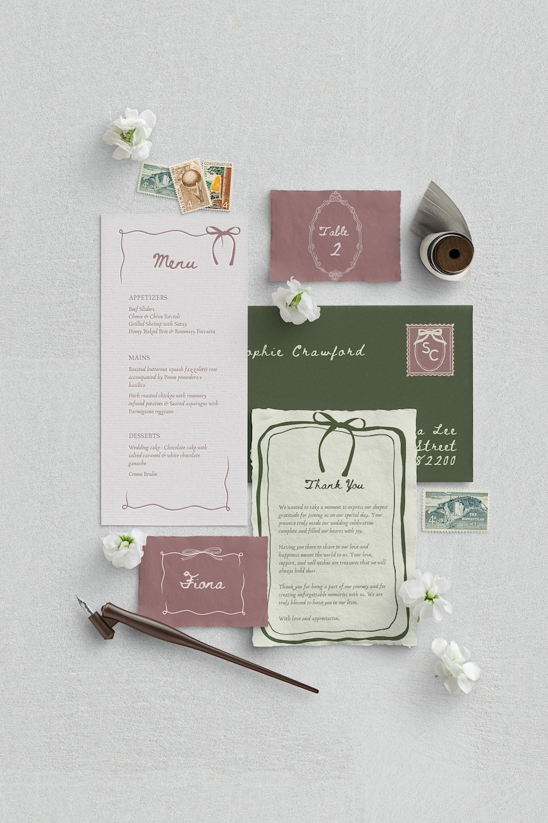 K&ouml;nnte beinhalten: Eine Hochzeitskarte mit Men&uuml; und Dankeskarte im rustikalen Vintage-Stil. Das Men&uuml; ist handschriftlich und auf cremefarbenem Papier mit braunem Rand gedruckt. Die Dankeskarte ist auf cremefarbenem Papier mit gr&uuml;nem Rand gedruckt und handschriftlich. Die Karten sind mit braunen B&auml;ndern verziert und von wei&szlig;en Blumen und alten Briefmarken umgeben.