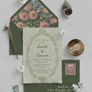 K&ouml;nnte beinhalten: Eine gr&uuml;ne und wei&szlig;e Hochzeitseinladung mit einem goldenen, verzierten Rahmen. Die Einladung lautet "Join us for a Celebration of our Love! Sarah & Connor Saturday, 3rd August, '24 5:00PM onwards Brooklyn Botanic Garden New York Dress Code: Garden Theme Reception to Follow". Die Einladung befindet sich in einem gr&uuml;nen Umschlag mit einem Blumenmuster.