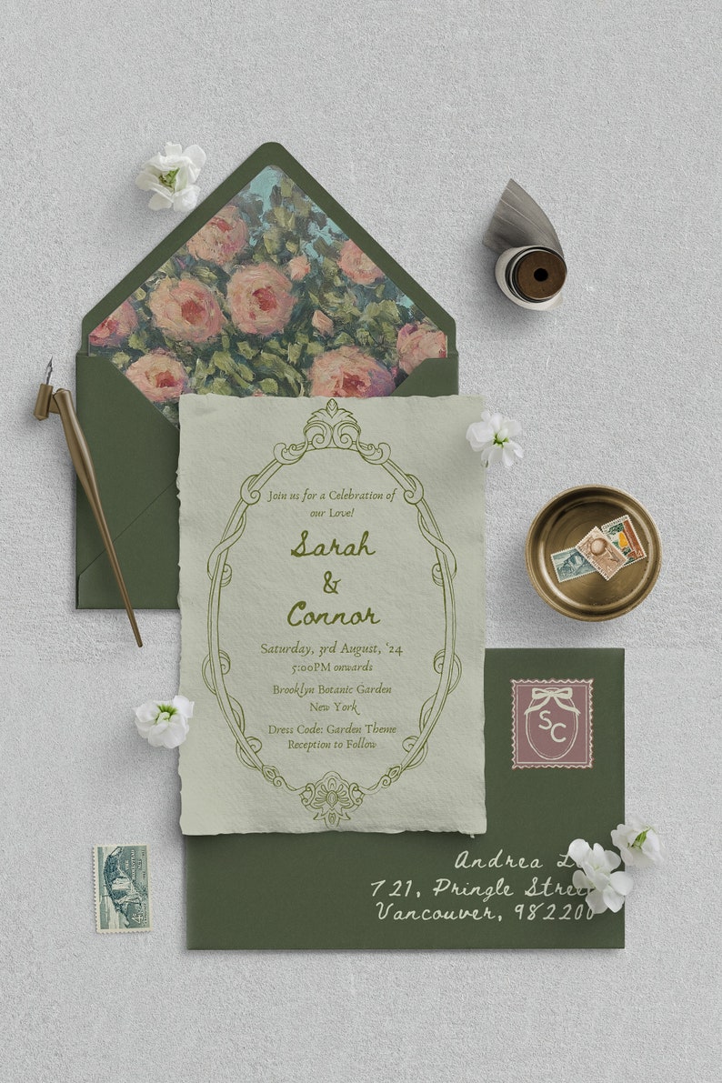 K&ouml;nnte beinhalten: Eine gr&uuml;ne und wei&szlig;e Hochzeitseinladung mit einem goldenen, verzierten Rahmen. Die Einladung lautet "Join us for a Celebration of our Love! Sarah & Connor Saturday, 3rd August, '24 5:00PM onwards Brooklyn Botanic Garden New York Dress Code: Garden Theme Reception to Follow". Die Einladung befindet sich in einem gr&uuml;nen Umschlag mit einem Blumenmuster.