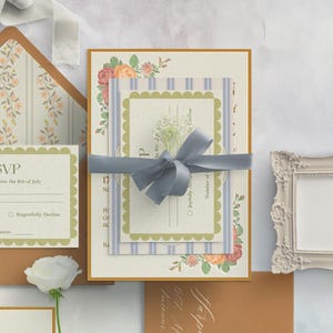 Puede incluir: Un conjunto de invitaciones de boda con un patr&oacute;n a rayas azul y blanco, acentos florales y una tarjeta RSVP. La invitaci&oacute;n incluye el texto "Harper & Logan" y "601 Main Street, Vancouver".
