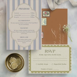 Puede incluir: Una invitaci&oacute;n de boda con un fondo a rayas azul y blanco. La invitaci&oacute;n incluye el programa de la ceremonia de boda, la hora del c&oacute;ctel y la recepci&oacute;n. La invitaci&oacute;n tambi&eacute;n incluye informaci&oacute;n sobre el alojamiento, el transporte y el c&oacute;digo de vestimenta. La tarjeta RSVP est&aacute; sobre un fondo beige con un borde verde e incluye el texto "Por favor, responda antes del 8 de julio".