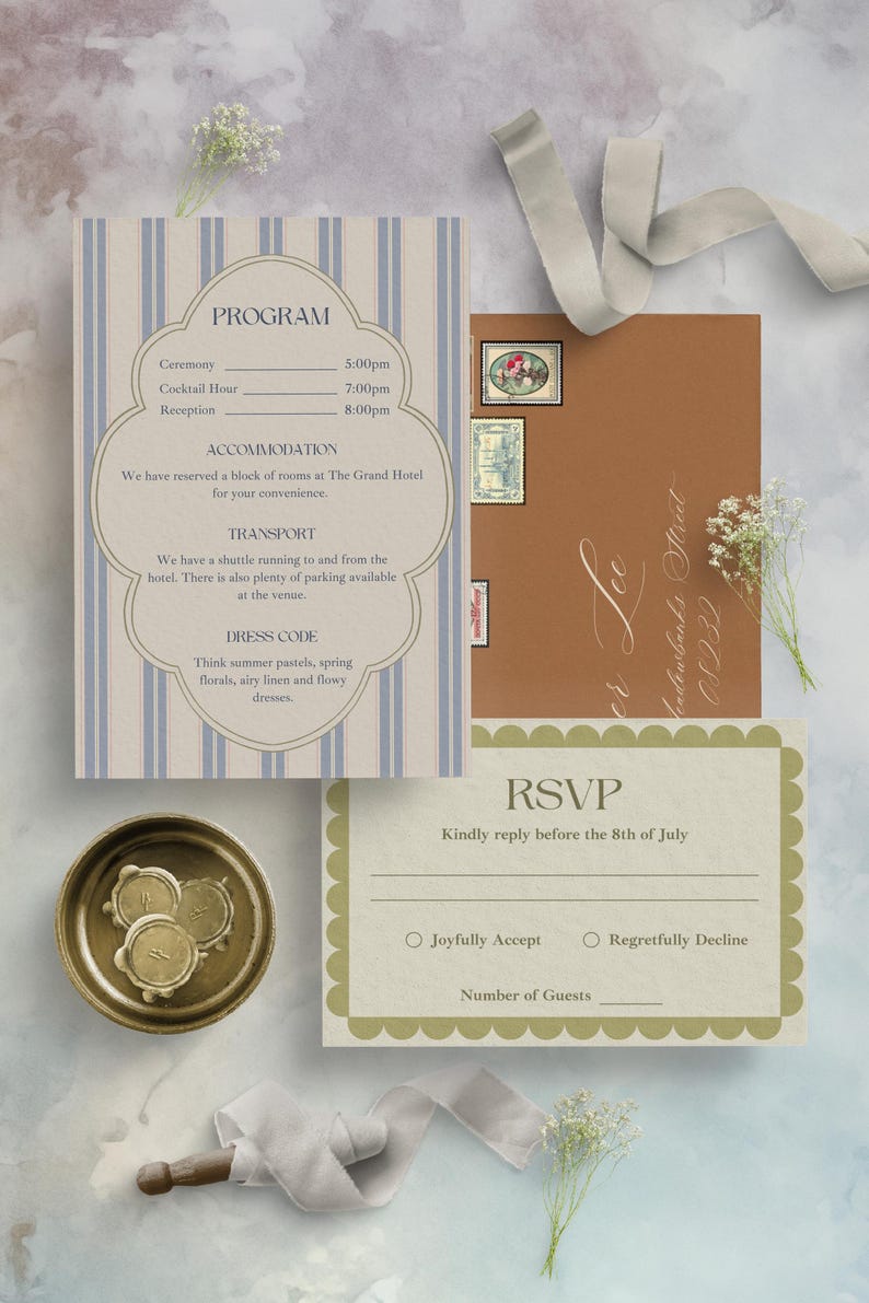 Puede incluir: Una invitaci&oacute;n de boda con un fondo a rayas azul y blanco. La invitaci&oacute;n incluye el programa de la ceremonia de boda, la hora del c&oacute;ctel y la recepci&oacute;n. La invitaci&oacute;n tambi&eacute;n incluye informaci&oacute;n sobre el alojamiento, el transporte y el c&oacute;digo de vestimenta. La tarjeta RSVP est&aacute; sobre un fondo beige con un borde verde e incluye el texto "Por favor, responda antes del 8 de julio".