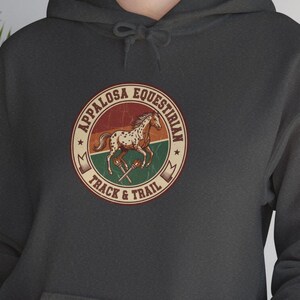 Sudadera con capucha y parche de montaña invernal con insignia universitaria de Appaloosa Equestrian Track & Trail Vintage Ski Lodge