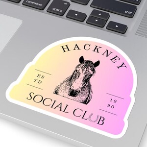 Puede incluir: Una pegatina con un fondo degradado amarillo y rosa, con una ilustración en blanco y negro de la cabeza de un caballo. El texto "HACKNEY SOCIAL CLUB" está arqueado sobre el caballo, con "ESTD 1990" debajo.