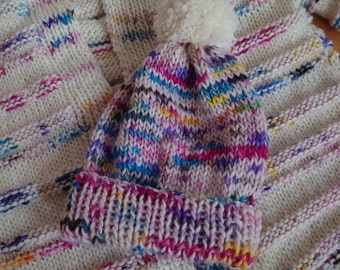 Bonnet tricoté avec pompon