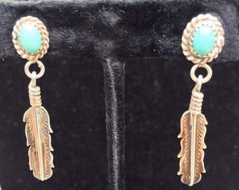 Boucles d’oreilles amérindiennes avec une plume et une turquoise.