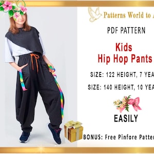 Könnte beinhalten: Ein PDF-Schnittmuster für Kinder-Hip-Hop-Hosen. Das Schnittmuster umfasst zwei Größen: 122 cm Höhe (7 Jahre) und 140 cm Höhe (10 Jahre). Das Schnittmuster beinhaltet auch ein kostenloses Schürzen-Schnittmuster.