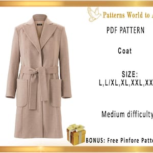 Puede incluir: Un abrigo beige con cinturón y bolsillos. El texto "PDF PATTERN" y "Coat" es visible encima de la imagen. El texto "SIZE: L,L/XL,XL,XXL,XXXL" es visible debajo de la imagen. El texto "Medium difficulty" es visible debajo del texto del tamaño. El texto "BONUS: Free Pinfore Pattern" es visible debajo del texto de dificultad.
