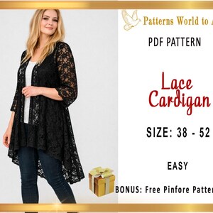 Puede incluir: Cárdigan de encaje negro con un dobladillo asimétrico y fluido. La prenda es de frente abierto y tiene mangas tres cuartos. La imagen también incluye el texto "Lace Cardigan" y "TALLA: 38 - 52".