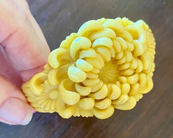 1930s Muted Yellow Celluloid Chrysanthemum Flower Bangle Bracelet 7.5 inches Intricate Detail