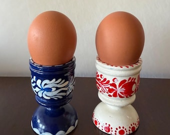Vintage Set Of 2 Wooden Soft/Hard Boiled Egg Cups Holders 2.75 in Red Blue White