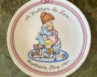 Avon 1987 Mother’s Day Plate “A Mother Is Love” by Joan Walsh Anglund 22K Gold