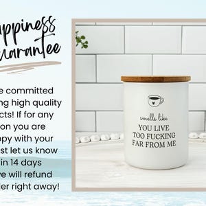 K&ouml;nnte beinhalten: Wei&szlig;er Keramikbeh&auml;lter mit Bambusdeckel. Der Beh&auml;lter hat eine schwarze Grafik einer Kaffeetasse und den Text "smells like YOU LIVE TOO FUCKING FAR FROM ME". Das Bild enth&auml;lt auch Text &uuml;ber eine Gl&uuml;cksgarantie.
