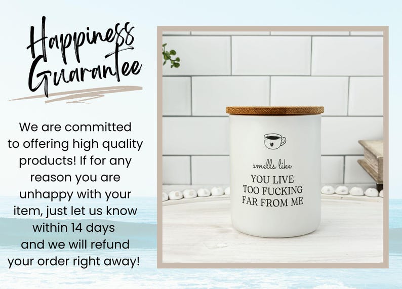 K&ouml;nnte beinhalten: Wei&szlig;er Keramikbeh&auml;lter mit Bambusdeckel. Der Beh&auml;lter hat eine schwarze Grafik einer Kaffeetasse und den Text "smells like YOU LIVE TOO FUCKING FAR FROM ME". Das Bild enth&auml;lt auch Text &uuml;ber eine Gl&uuml;cksgarantie.