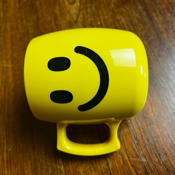 Vintage smiley face Nestle Carnation coffee mate yellow mug!