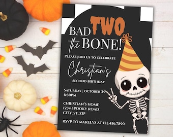 Peut inclure: Une invitation sur le thème d'Halloween avec le texte "BAD TWO the BONE !" et un squelette de dessin animé portant un chapeau de fête. L'invitation est noire avec du texte blanc et une bordure à carreaux. Des citrouilles, des chauves-souris et des bonbons entourent l'invitation.