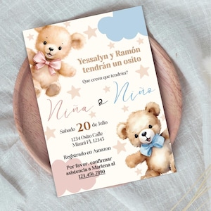 Può includere: Un invito per baby shower con illustrazioni di orsetti in acquerello. L'invito presenta testo in spagnolo, inclusi i nomi Yessalyn e Ramón, e la data del 20 luglio. Il design include stelle e nuvole.