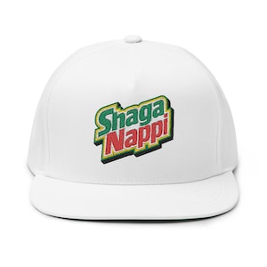 Puede incluir: Gorra de béisbol blanca de ala plana con el texto bordado "Shaga Nappi" en verde, rojo y amarillo. La gorra tiene una visera verde y una corona blanca. Un accesorio casual.