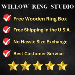 Pu&ograve; includere: L'immagine presenta il testo "WILLOW RING STUDIO" in alto. Evidenzia "Free Wooden Ring Box", "No Hassle Size Exchange" e "Best Customer Service". Stelle dorate in basso. Lo sfondo &egrave; scuro.