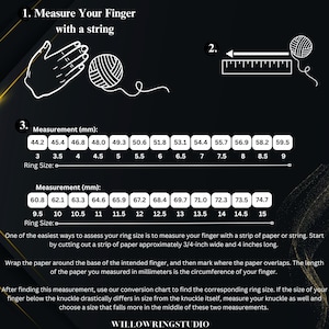Pu&ograve; includere: Grafica nera e oro con istruzioni per misurare la misura del dito per gli anelli. Include un'illustrazione della mano, un righello e una tabella di conversione delle misure degli anelli con misure in millimetri.