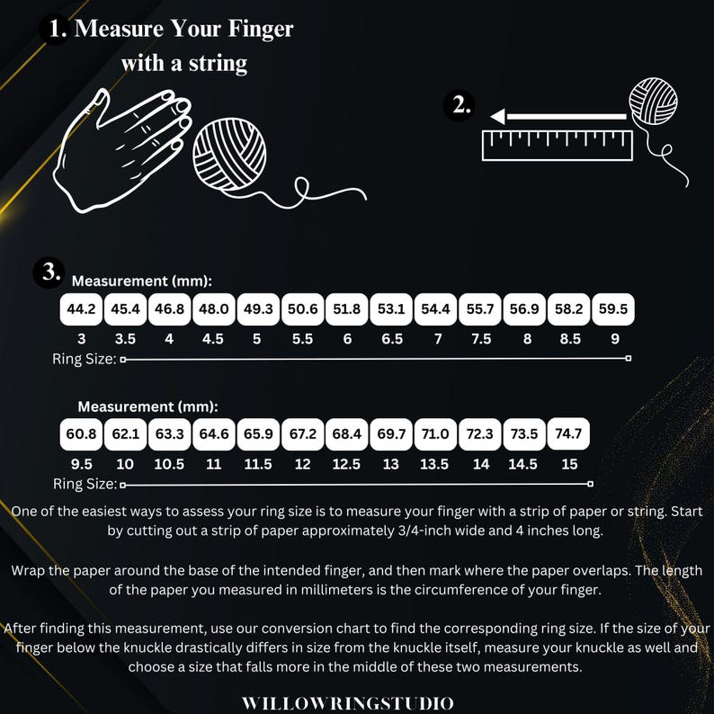 Pu&ograve; includere: Grafica nera e oro con istruzioni per misurare la misura del dito per gli anelli. Include un'illustrazione della mano, un righello e una tabella di conversione delle misure degli anelli con misure in millimetri.