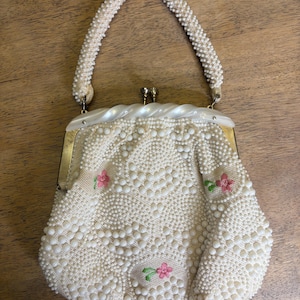 1950s/1960s Off-White Beaded Evening Handbag with Floral Embroidery, Pearlescent Floral Vintage Midcentury Lined Handbag, Midcentury Fashion