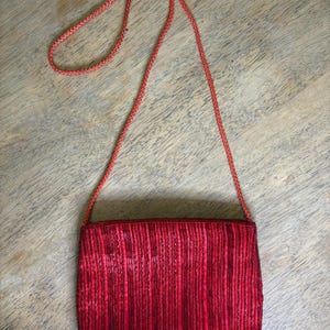 1970s Vintage Rote Perlen Abendtasche mit Langen, geschnürten Riemen von Fashion Imports, Vintage Sammlermode, Mid-Century Fashion