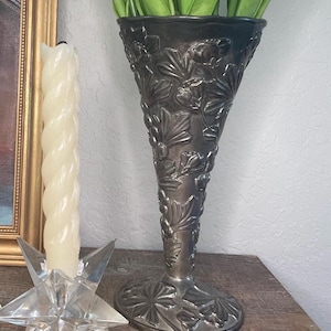 Vaso a tromba in argento antico con motivo floreale in rilievo, fondo in feltro e inserto in plastica, decorazione per la casa in argento vintage