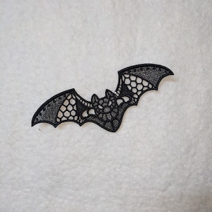 Può includere: Applique di pipistrello in pizzo nero con un design dettagliato. Questo delicato abbellimento è perfetto per aggiungere un tocco di fascino di Halloween a artigianato, abbigliamento o arredamento per la casa.