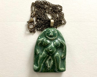 Colgante de cerámica en bajorrelieve de Sheela Na Gig, diosa del parto, regalo para embarazadas, esmaltado en verde oscuro o azul, colores personalizados disponibles.