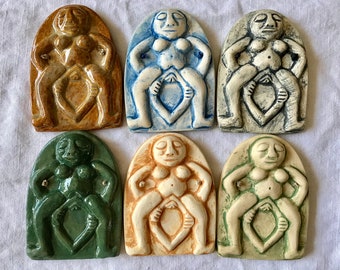 Placa de pared de Sheela Na Gig, figura desnuda pagana irlandesa de fertilidad en el parto, arte pagano, azulejo de pared, desnudo, arte histórico.