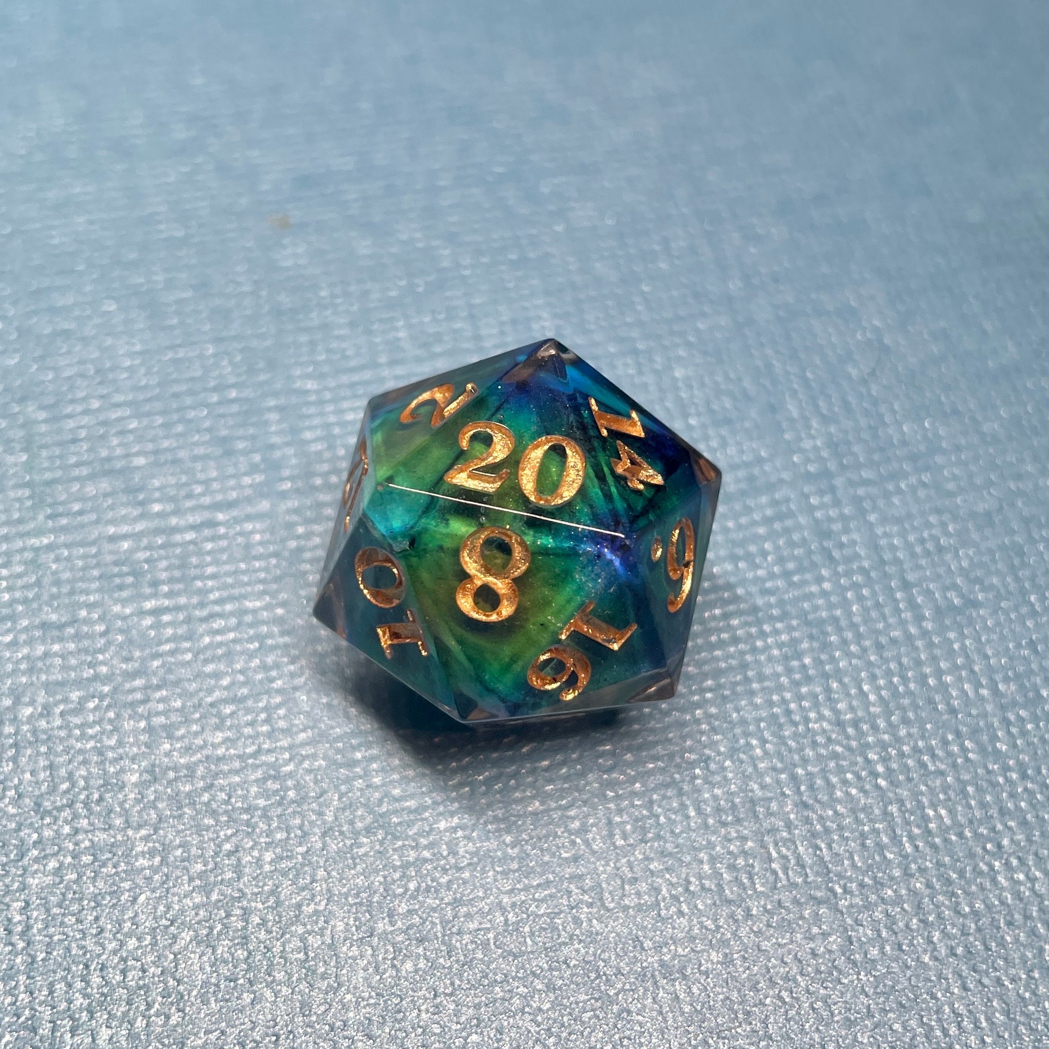 OC] I made a mood ring d20 that changes color with the heat of